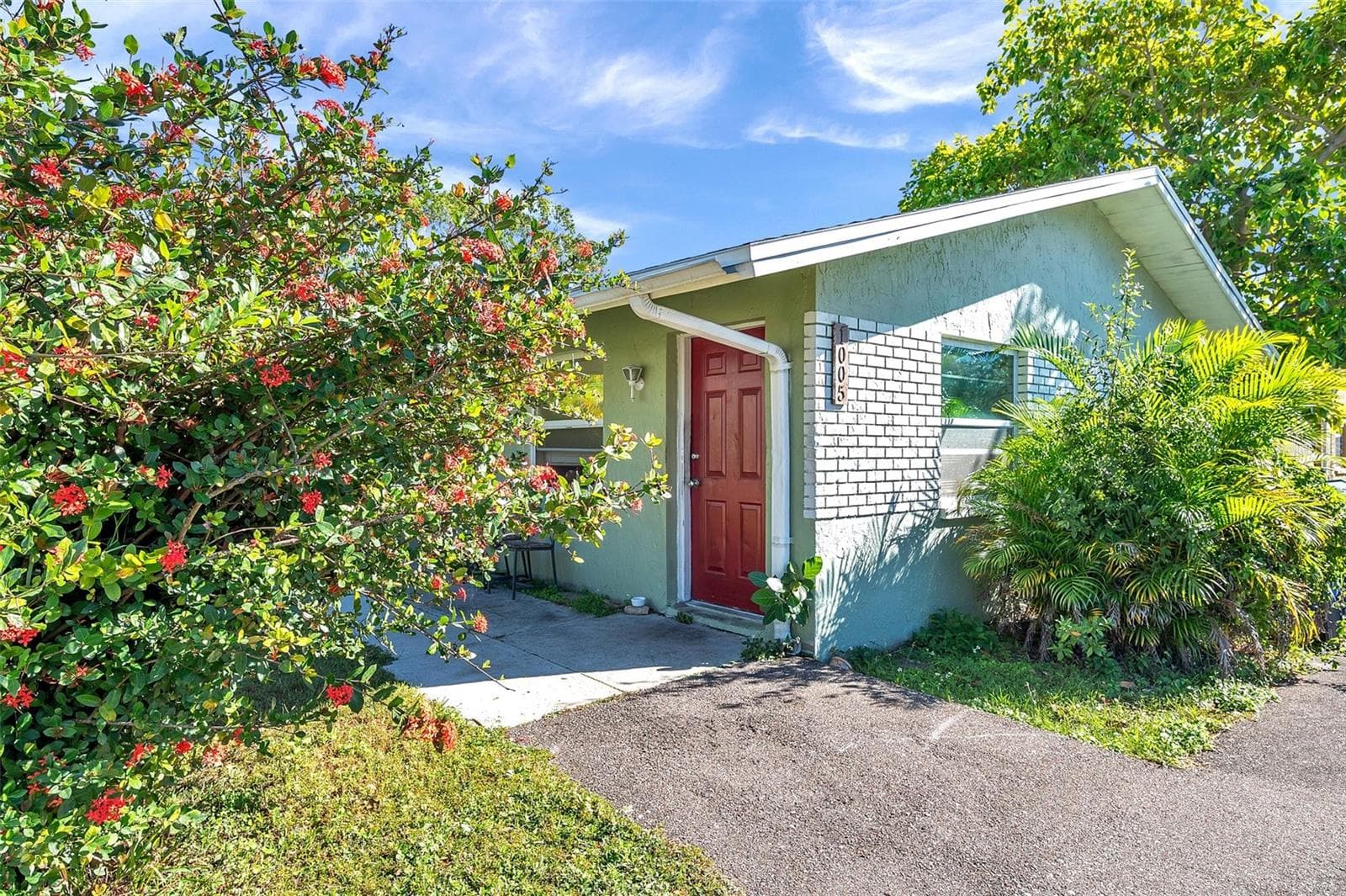 1005 LAKE PALMS DR