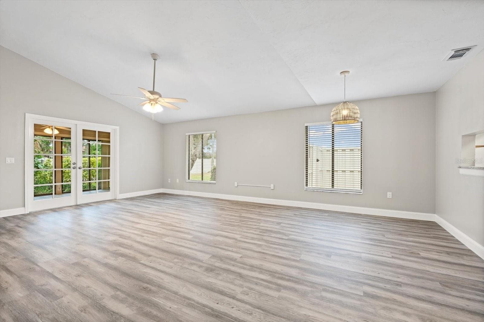 LARGE LIVING ROOM - 6401 PELICAN DR #80A, BRADENTON