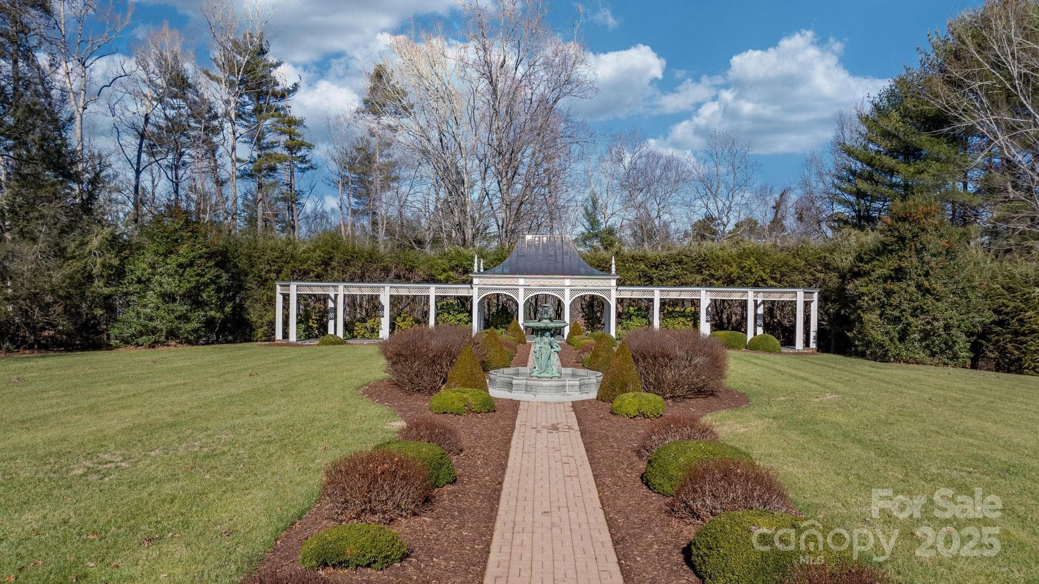 Beautiful Fountain & Outdoor Entertaining Area! - Lenoir