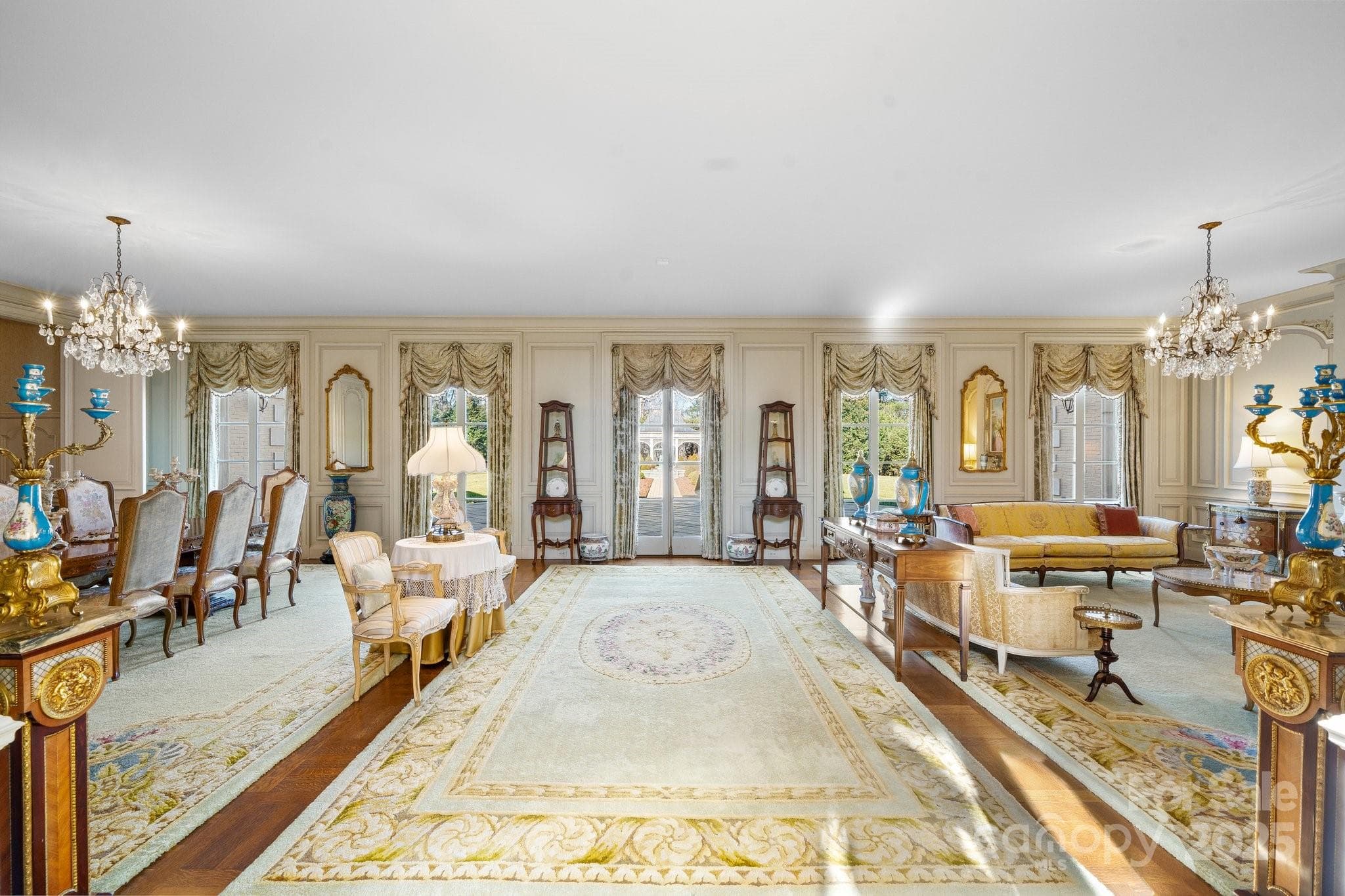 Large Entertaining Space - Lenoir