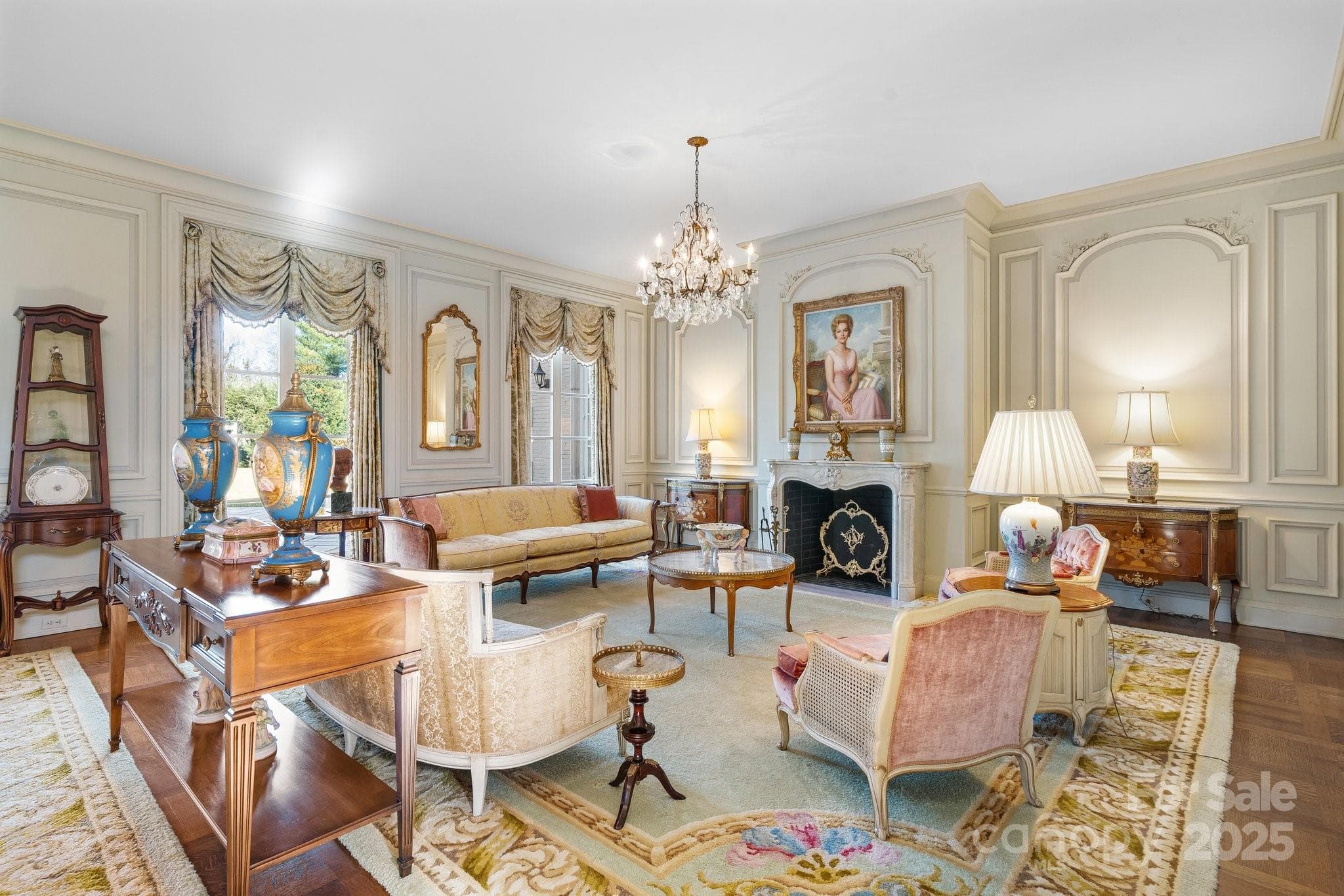 Large Living/Entertaining Area w/HW Flrs & Large Windows - Lenoir