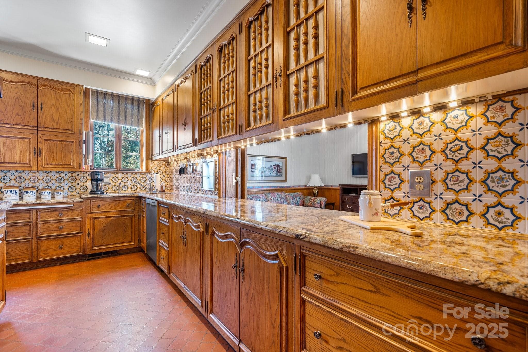 Lots Of Storage & Window/Breakfast Bar to Family Rm - Lenoir