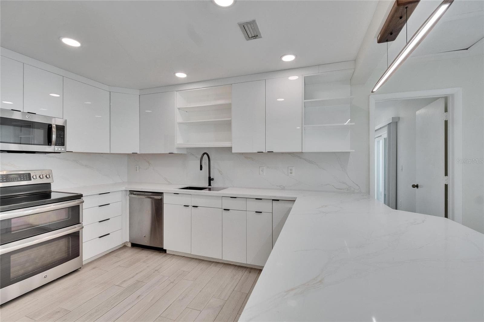Kitchen & Breakfast bar - 370 S WOODLANDS DR, OLDSMAR
