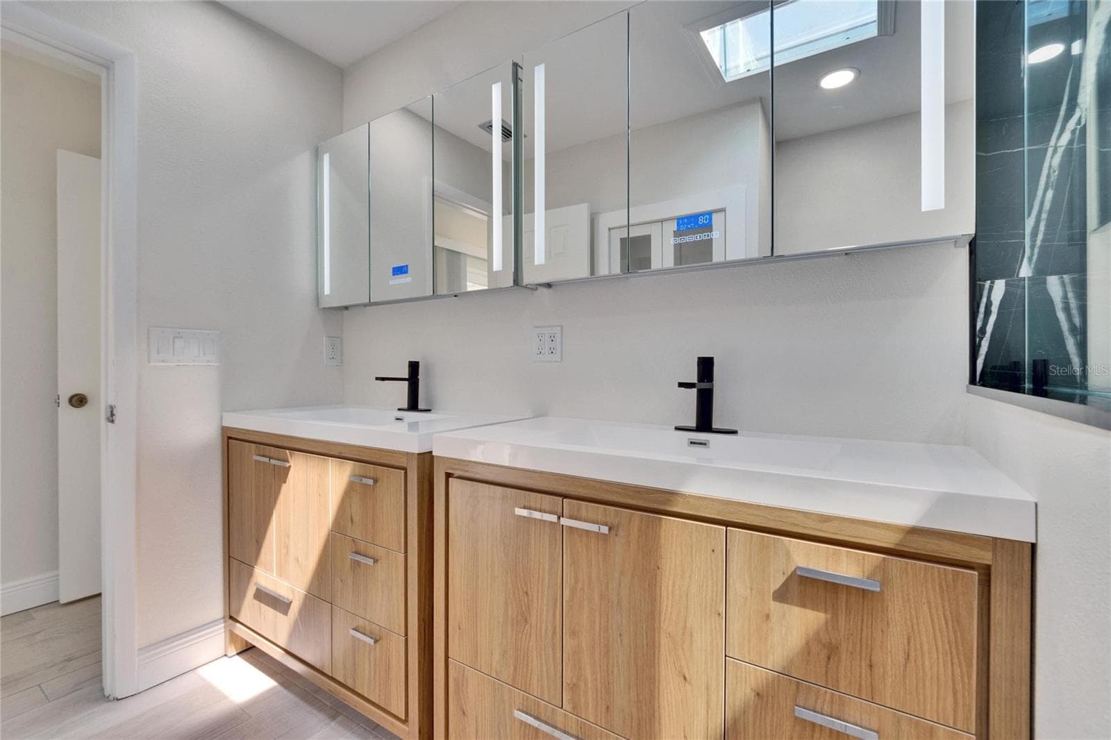 Dual sinks - 370 S WOODLANDS DR, OLDSMAR