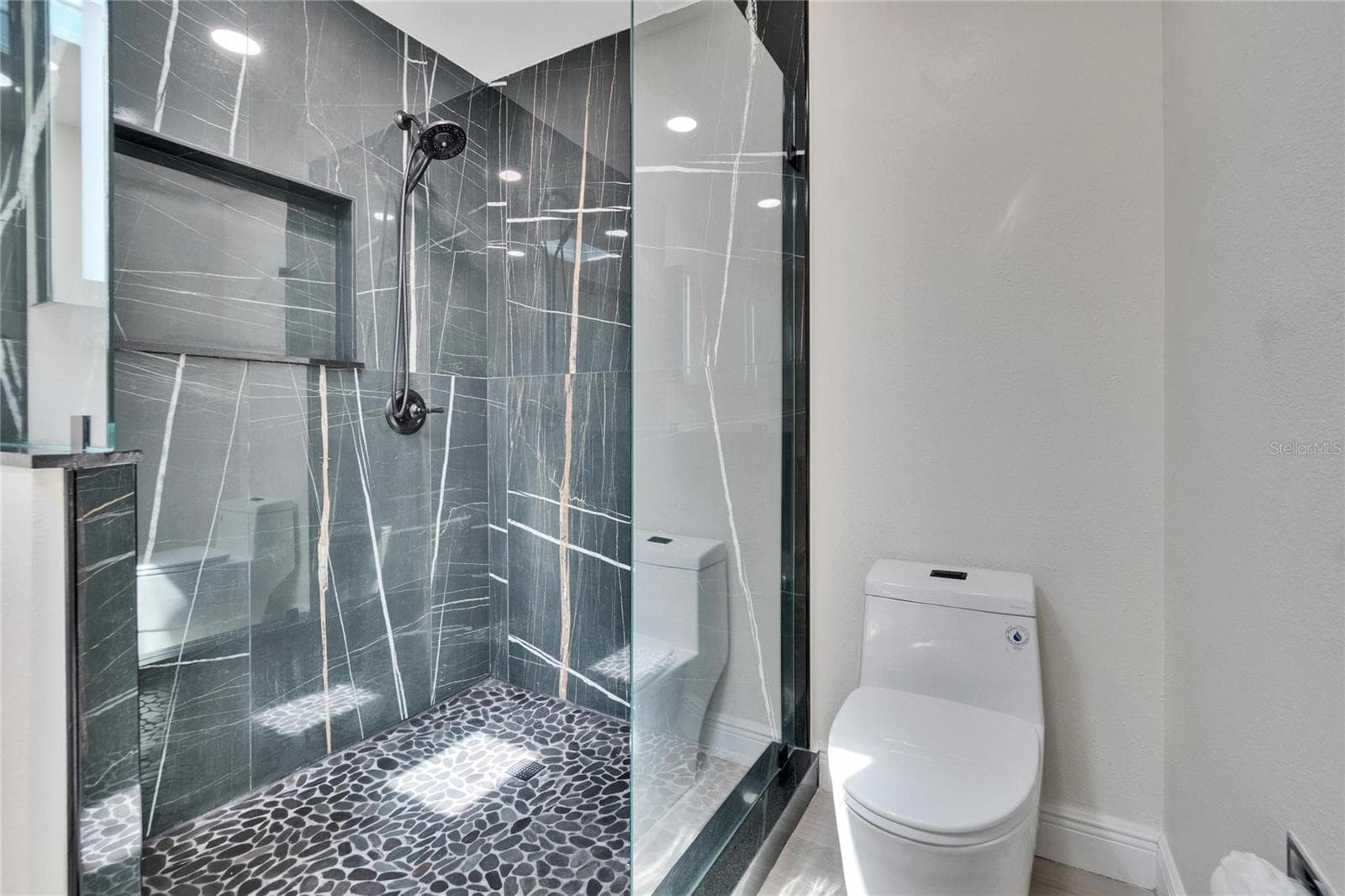 Walk in Shower - 370 S WOODLANDS DR, OLDSMAR