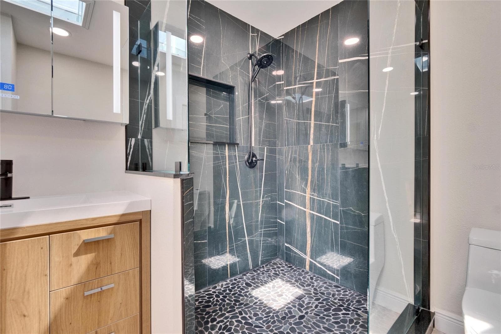 Walk in Shower - 370 S WOODLANDS DR, OLDSMAR