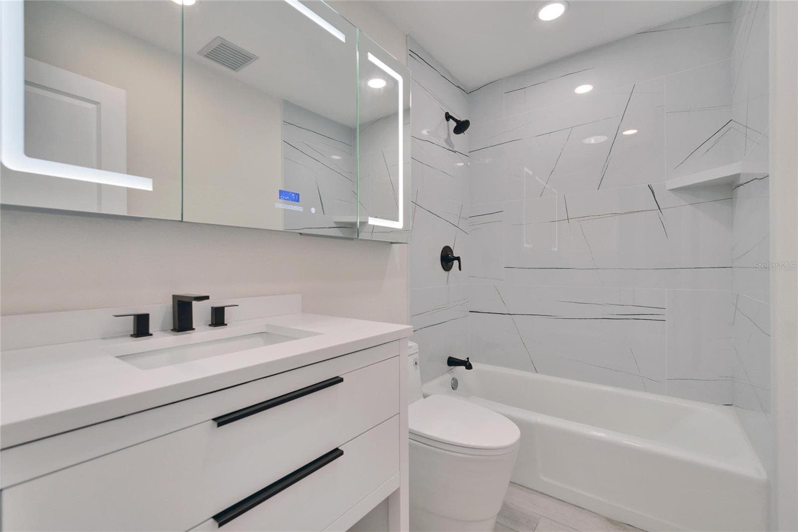 Guest Bathroom w/Tub & shower - 370 S WOODLANDS DR, OLDSMAR