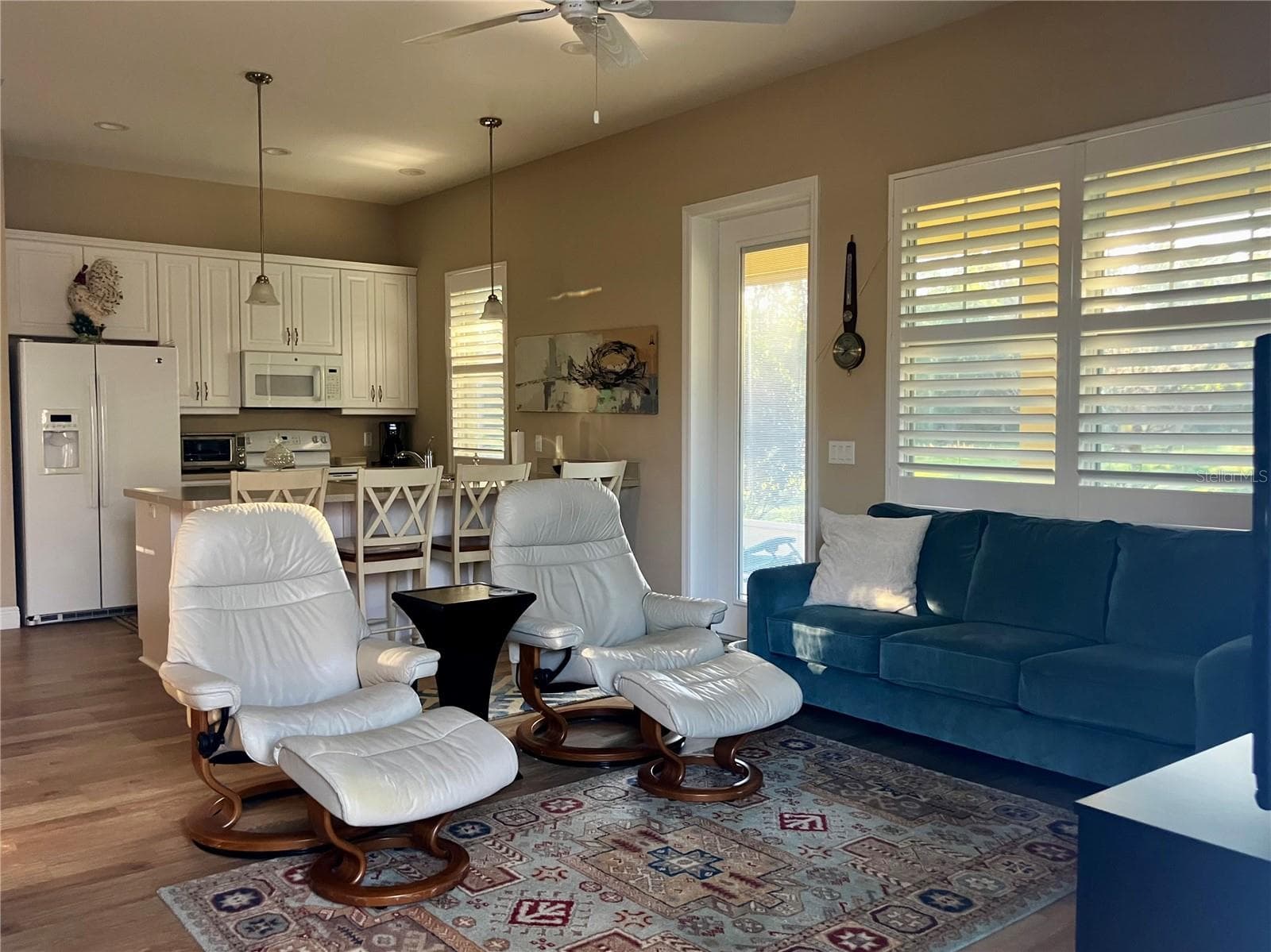 Cottage living room - 3709 GALLAGHER RD, PLANT CITY