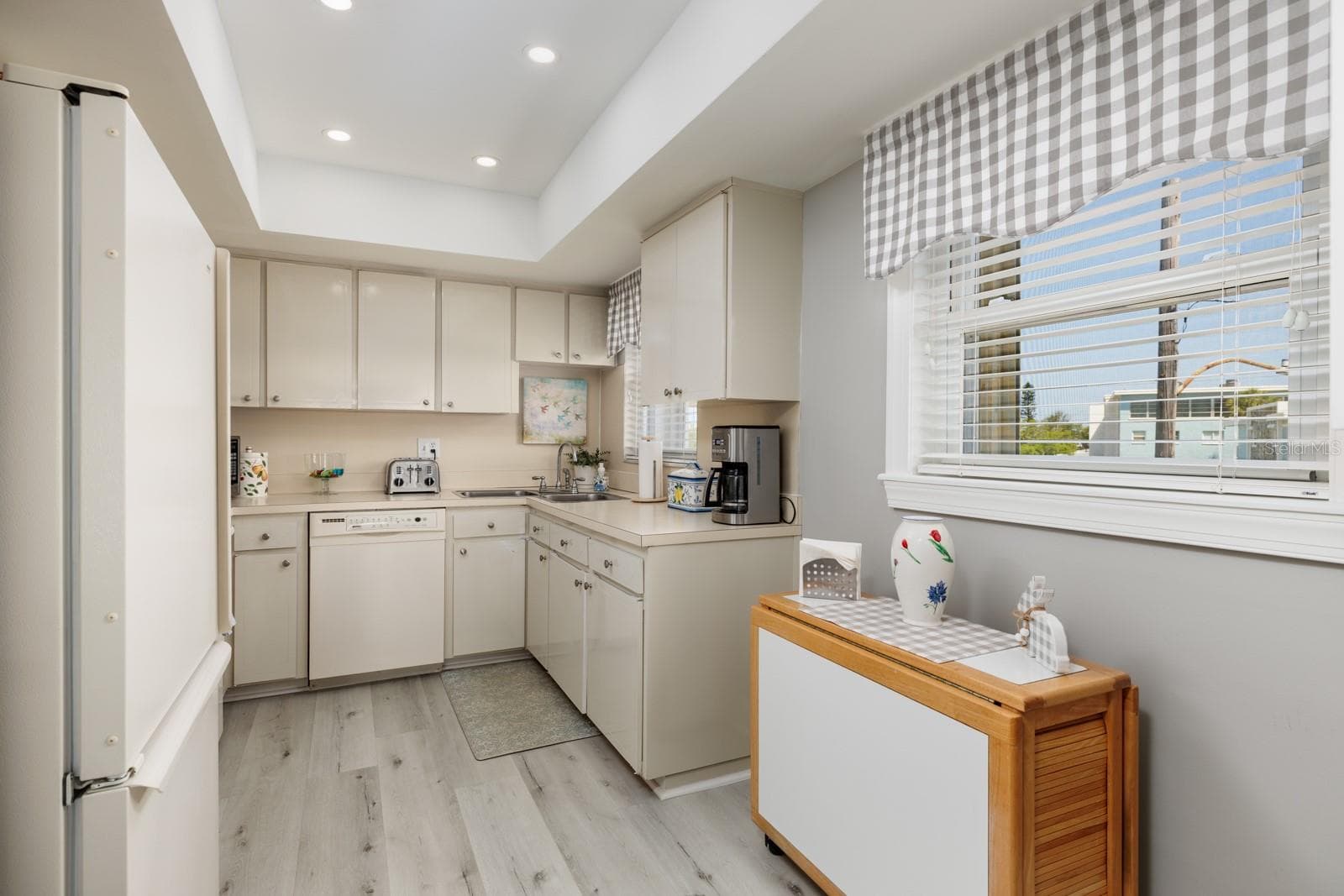 Kitchen w/Dinette area, tray ceiling & 2 windows w/Hurricane shutters. - 6161 GULF WINDS DR #338, ST PETE BEACH