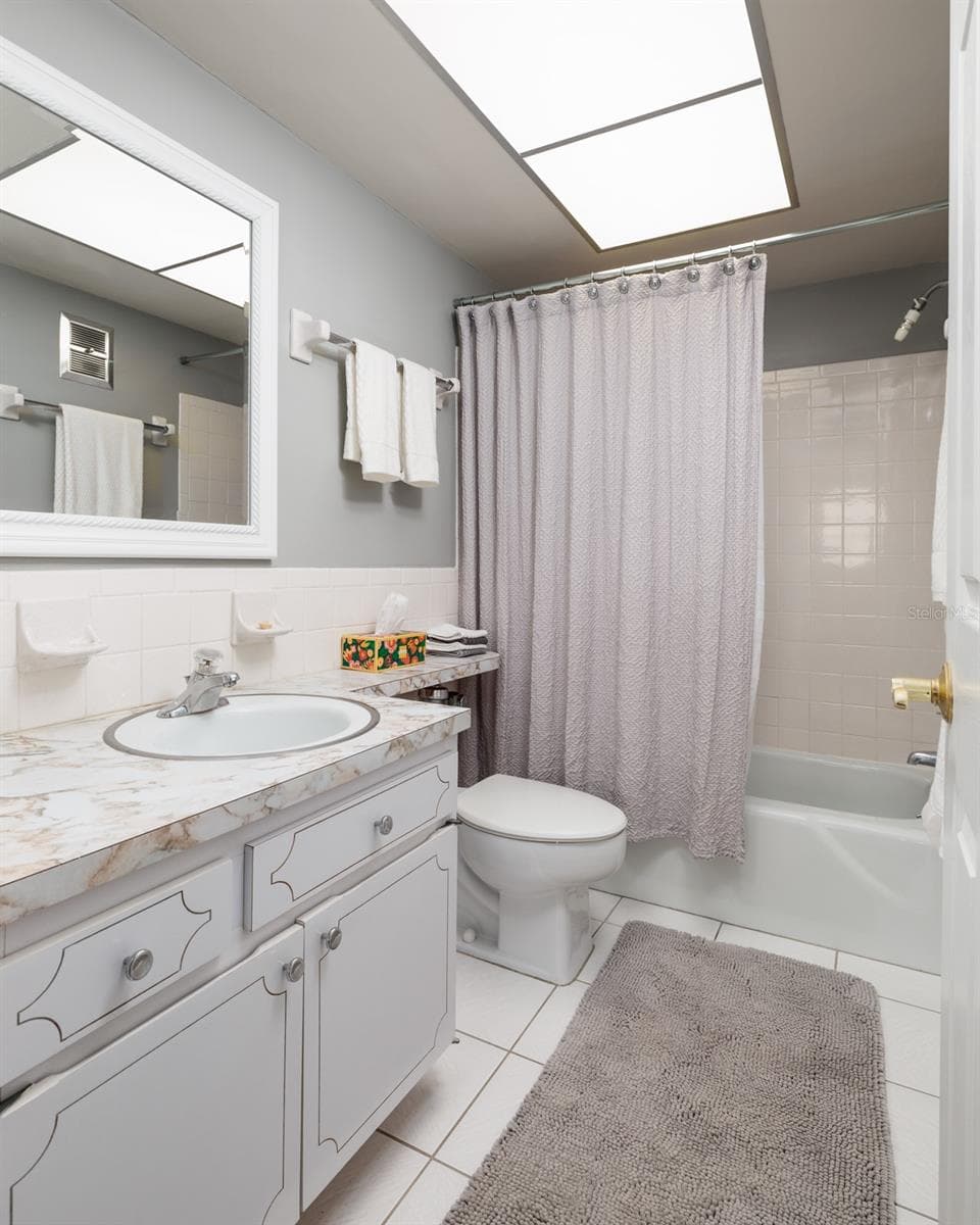 Primary bathroom w/linen closet. Exhaust fan to the outside of bldg. - 6161 GULF WINDS DR #338, ST PETE BEACH