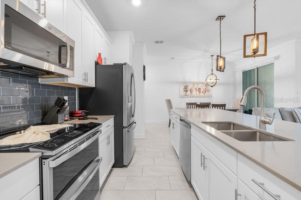 Gourmet Kitchen - 1148 KINGSBARN ST, DAVENPORT