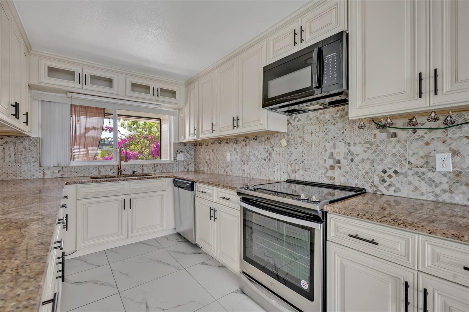 Single Family Residence at 7420 LAKE WILLIS DR, ORLANDO, photo 13 of 41