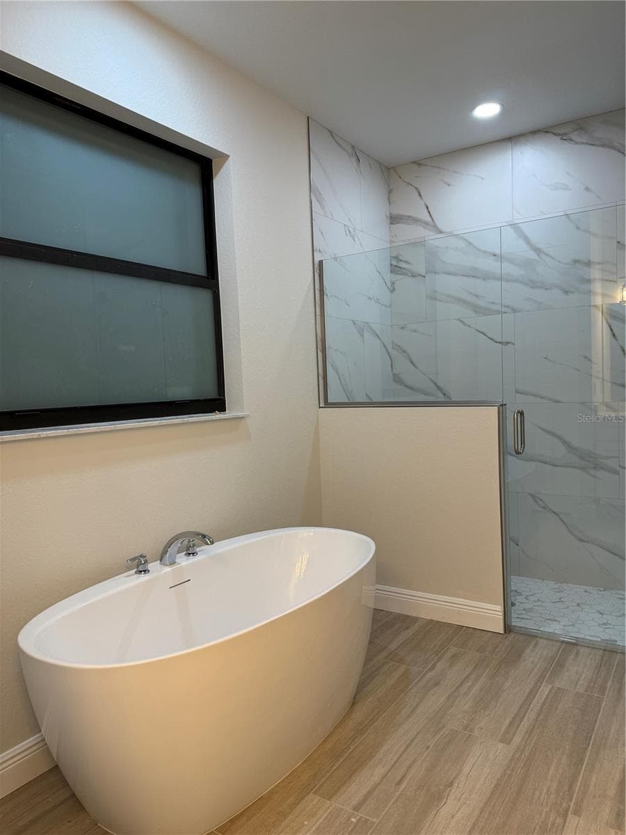 Master Bathroom Tub & Shower - 20296 RUTHERFORD AVE, PORT CHARLOTTE