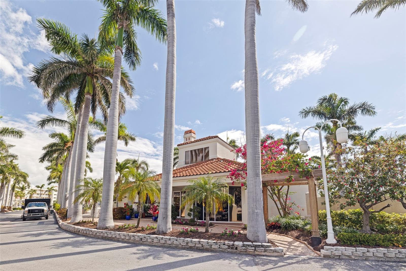 Tropical entry - 6105 BAHIA DEL MAR CIR #683, ST PETERSBURG