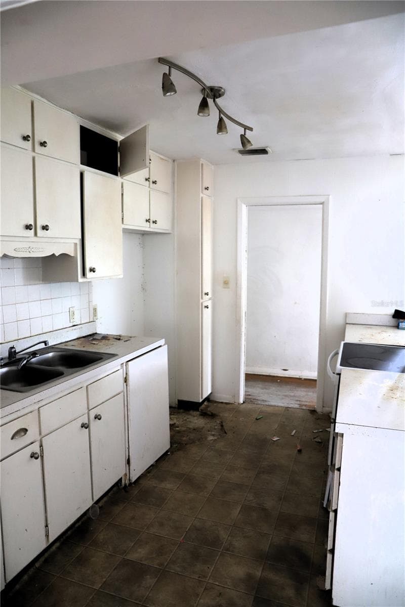 Single Family Residence at 21514 SE 69TH AVE, HAWTHORNE, photo 8 of 11