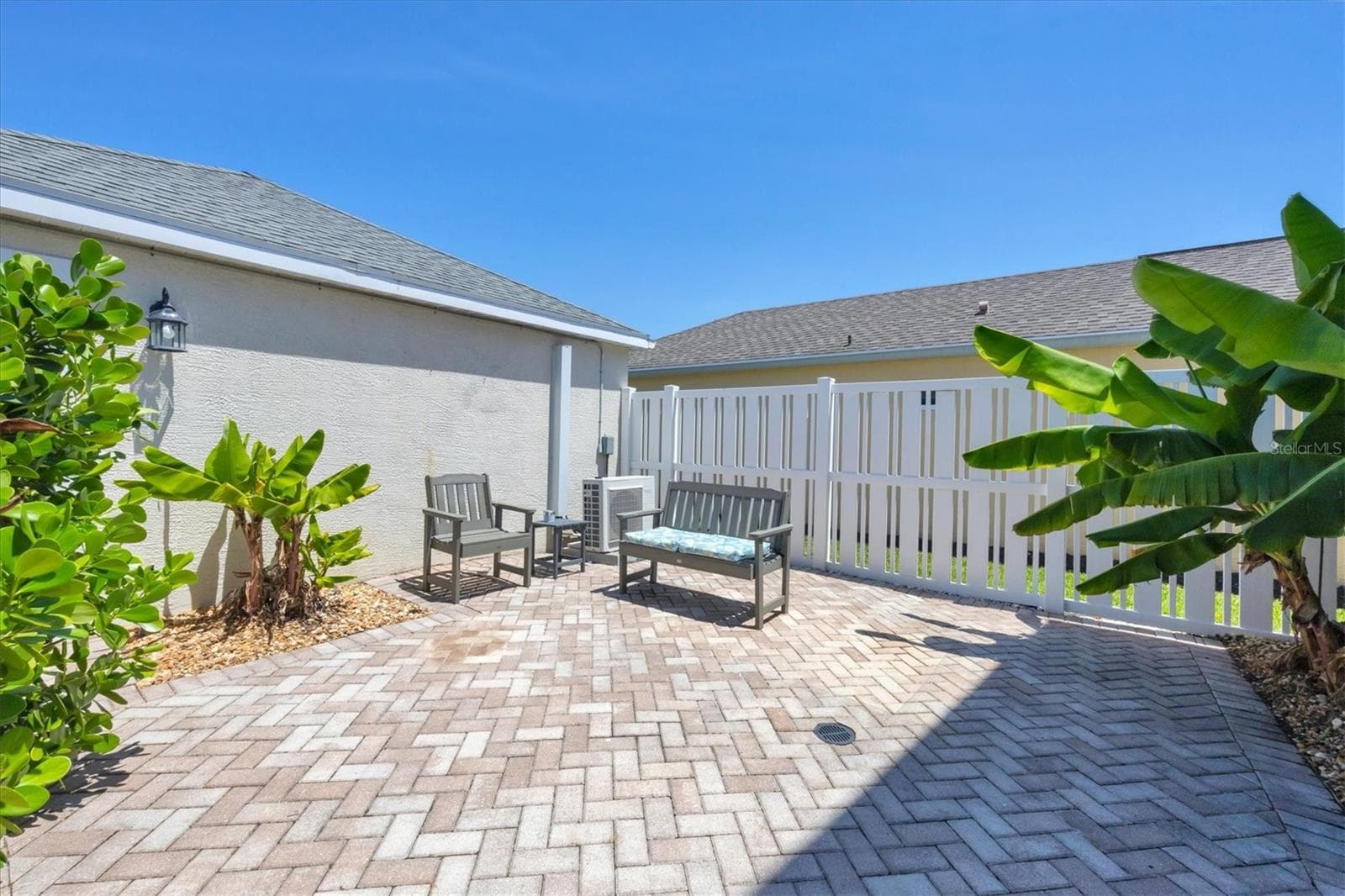 Courtyard between home and 2 car garage - 4811 WOODBROOK DR, SARASOTA