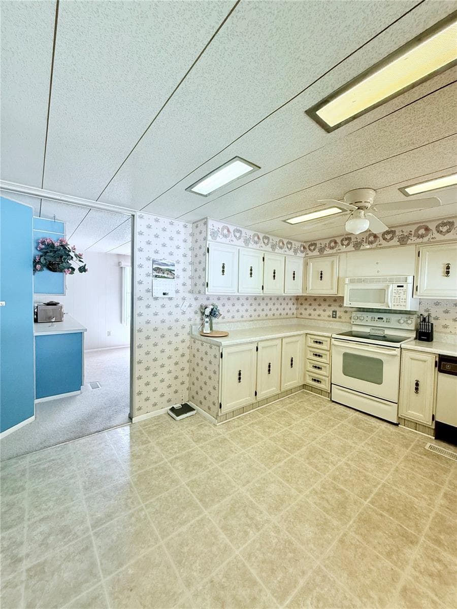 Mobile Home at 622 ELIZABETH LN, LAKELAND, photo 6 of 28