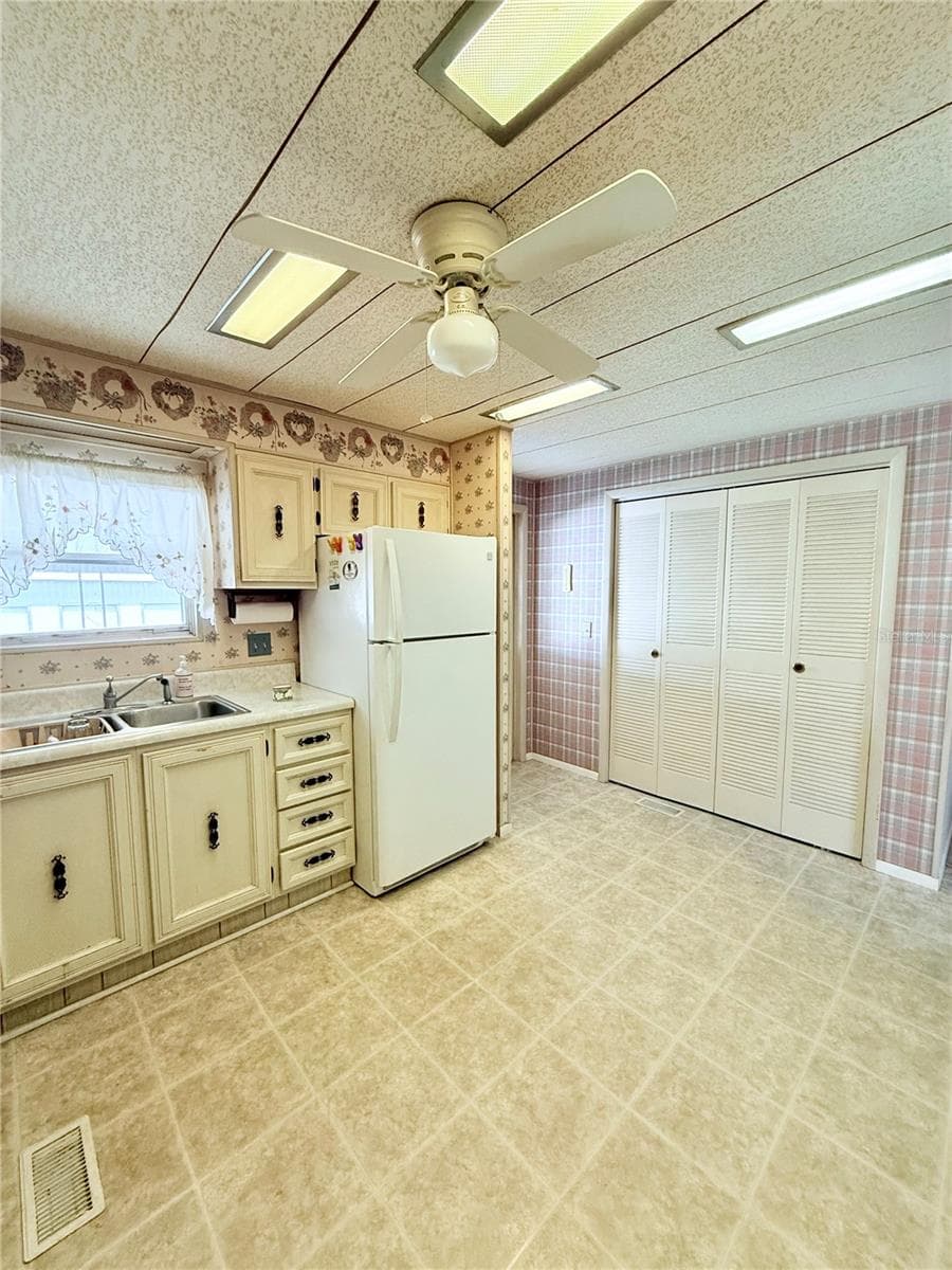 Mobile Home at 622 ELIZABETH LN, LAKELAND, photo 8 of 28