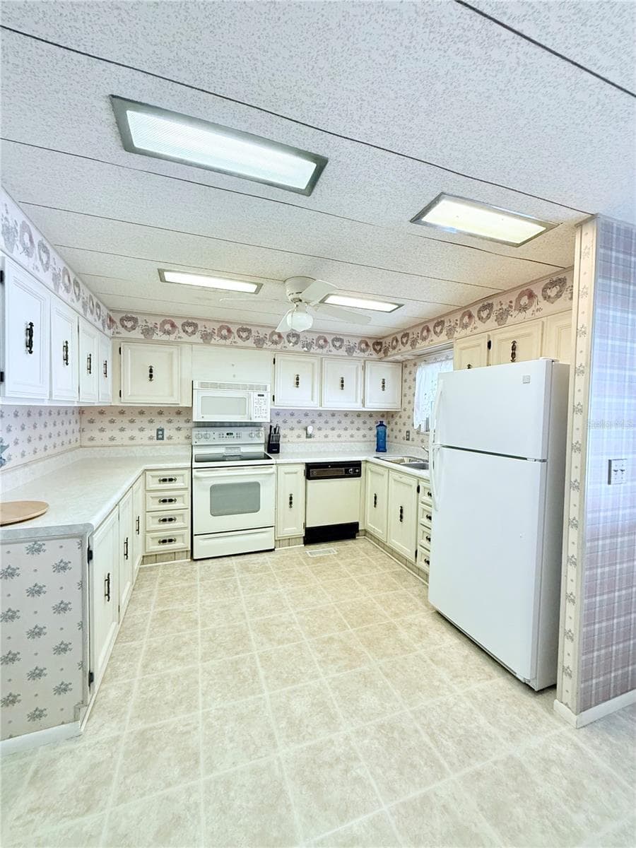 Mobile Home at 622 ELIZABETH LN, LAKELAND, photo 9 of 28