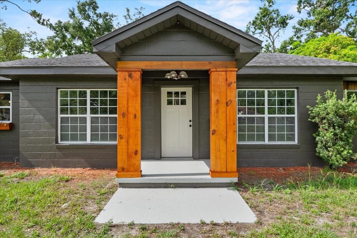 Front - 504 PRADO PL, LAKELAND