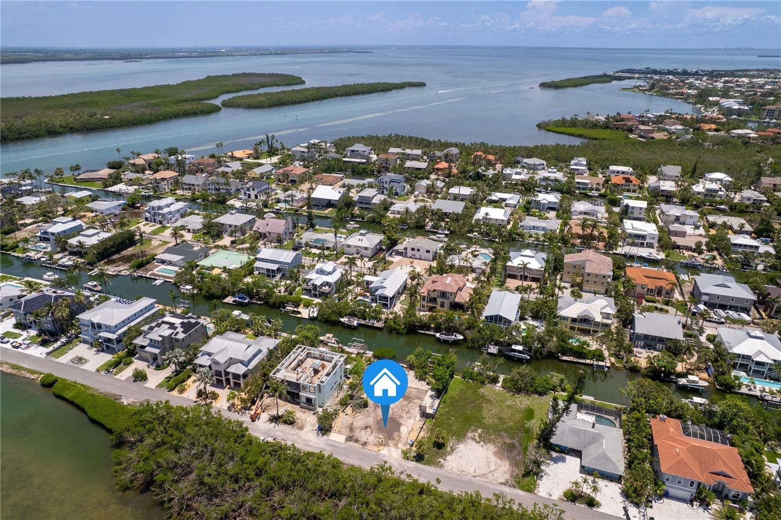Perfect canal Location with views to the front and rear - 640 LYONS LN, LONGBOAT KEY