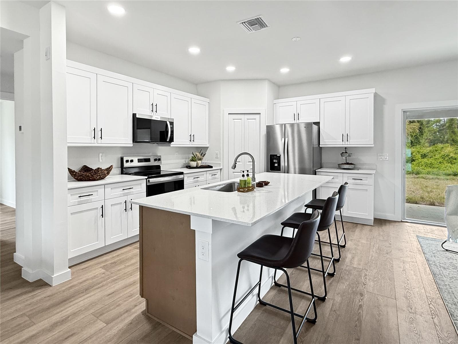 Kitchen & Breakfast Bar/Island - 73 BARSTOW ST, PORT CHARLOTTE