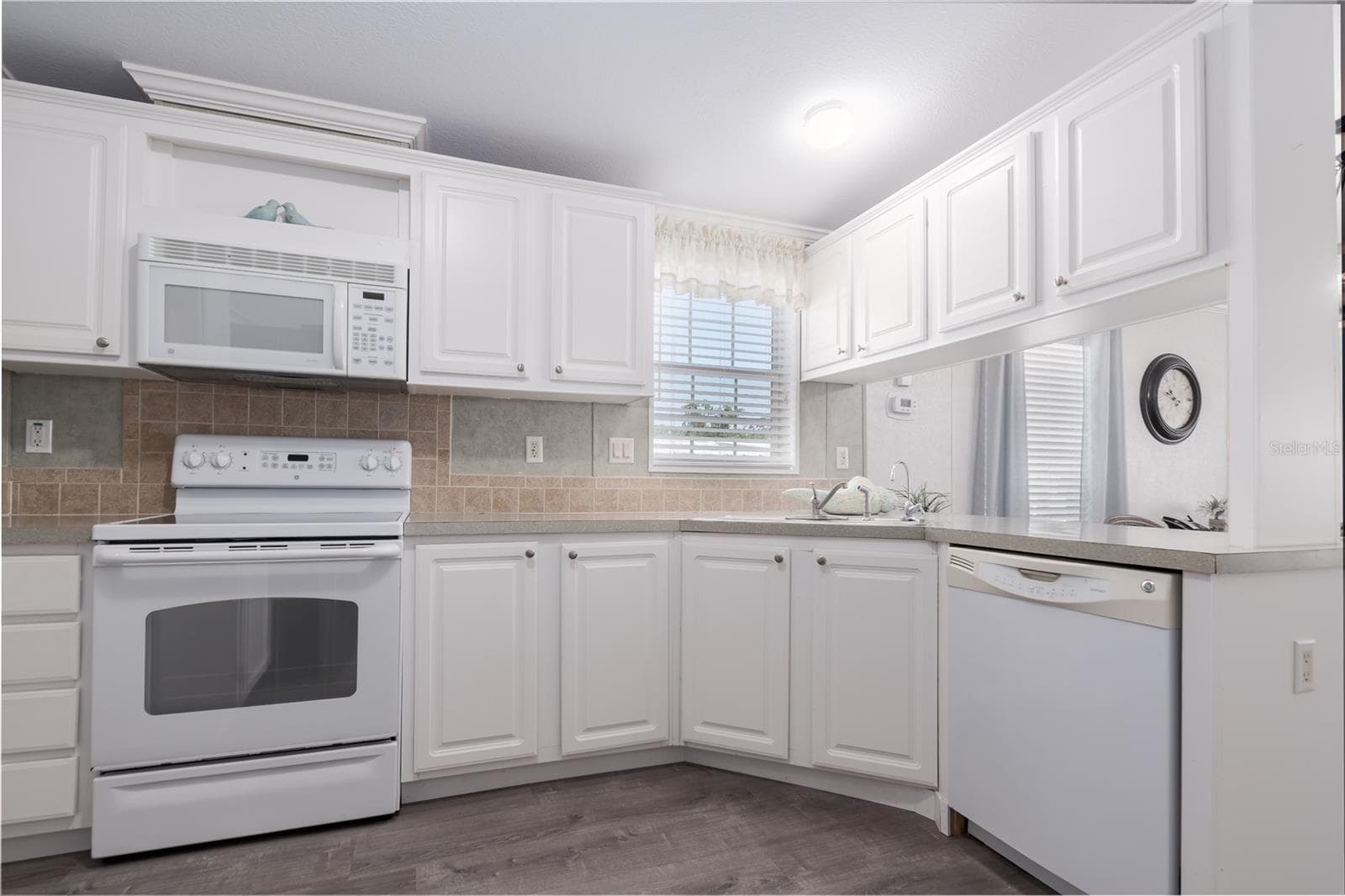 Manufactured Home at 3309 BERNADETTE DR, ELLENTON, photo 7 of 16