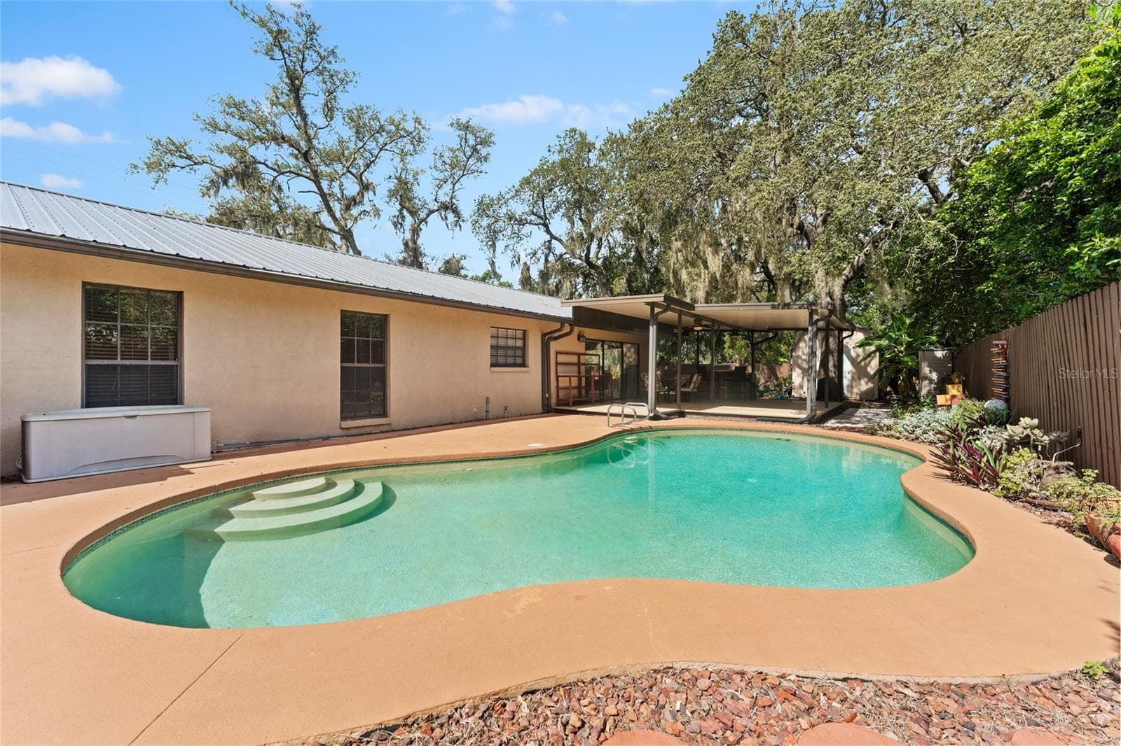 Alternative view of the Pool. - 3011 LAKE ELLEN DR, TAMPA