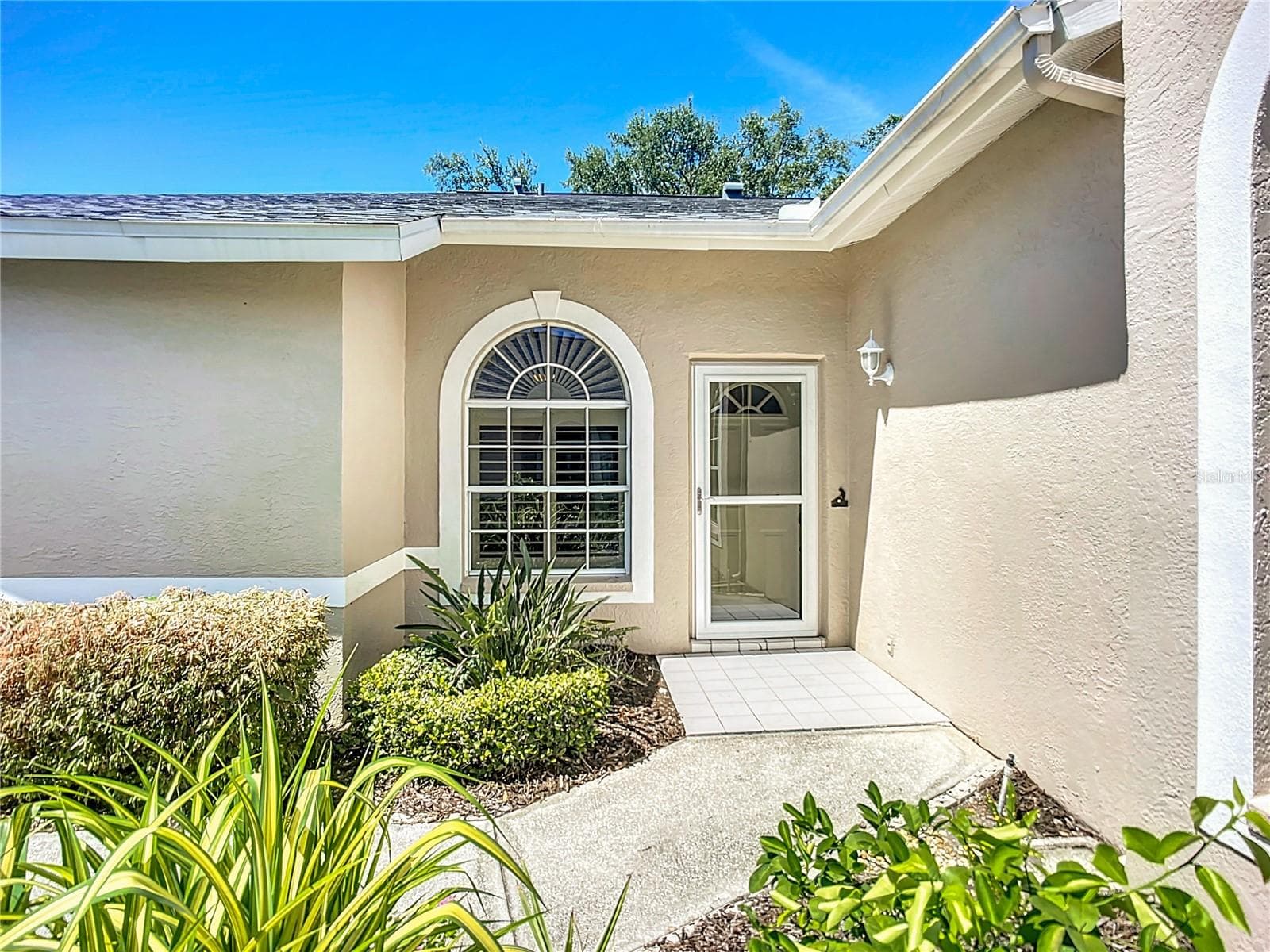 Front entry with landscaped courtyard - 6948 STONEYWALK CT, BRADENTON