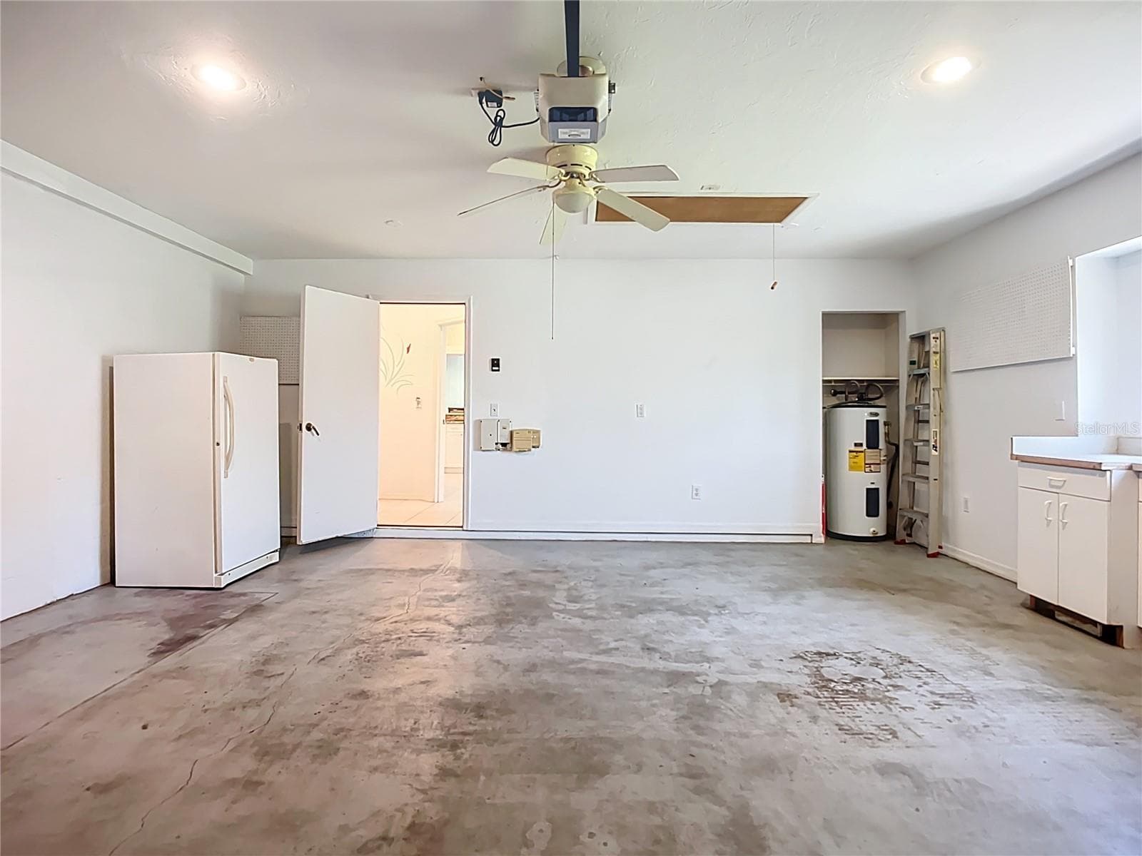 Lots of space for storing, recreational equipment, and much more - 6948 STONEYWALK CT, BRADENTON