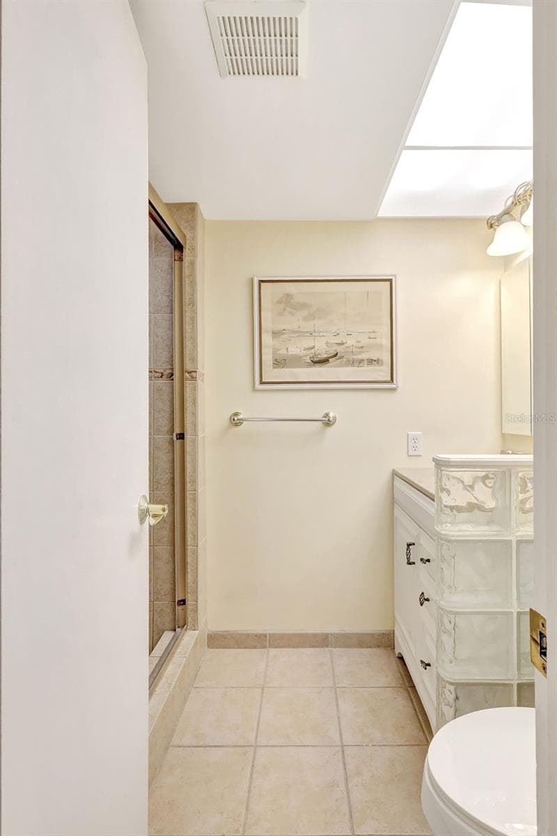 Quest Bathroom - 660 ISLAND WAY #708, CLEARWATER BEACH