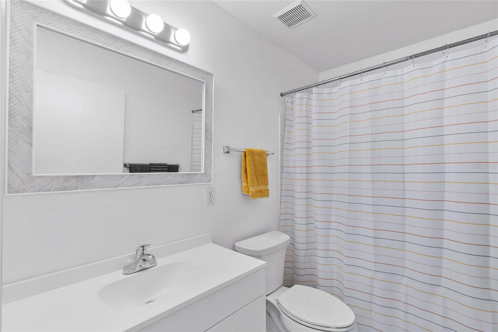 Shared Guest Bath - 1726 TROPICAL CT, TAVARES