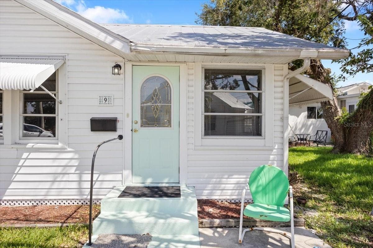 Single Family Residence at 9 SEMINOLE DR, BRADENTON, photo 2 of 32