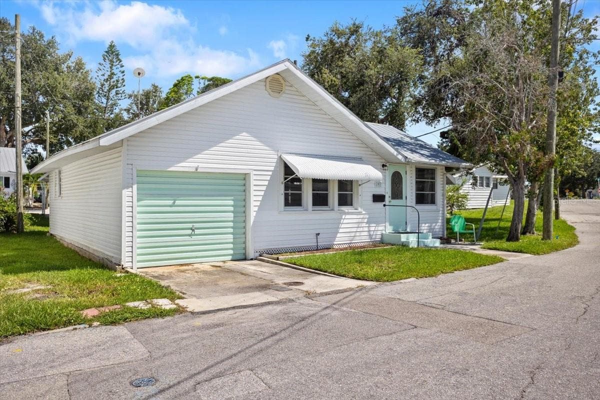 Single Family Residence at 9 SEMINOLE DR, BRADENTON, photo 21 of 32