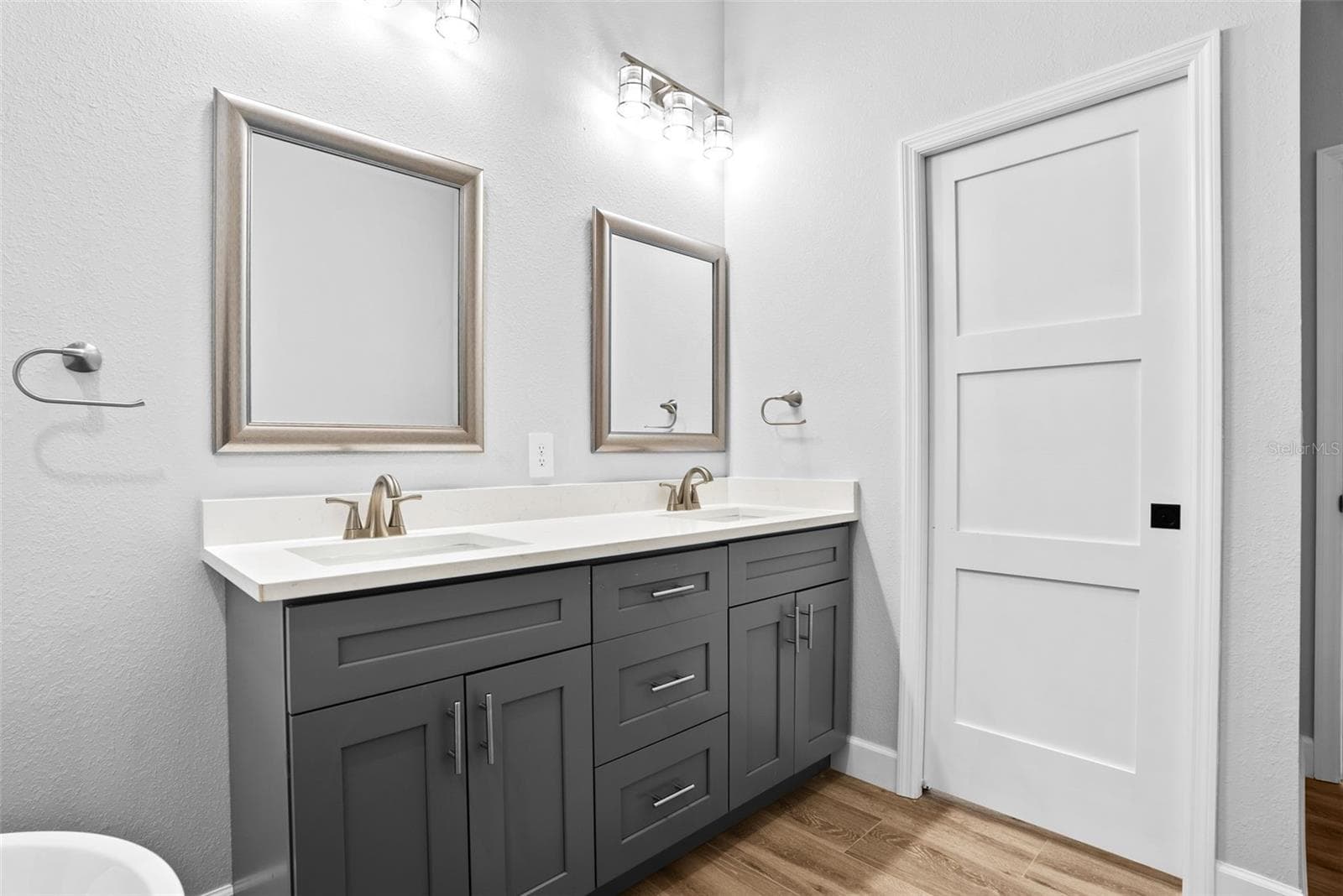 master bath dual sinks - 13219 NEWGENT RD, SAN ANTONIO