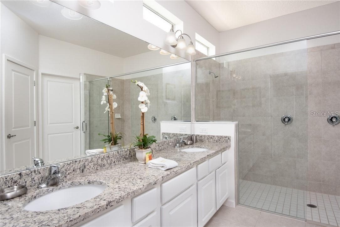 modern bathrooms - 3850 OAKVILLE AVE, KISSIMMEE