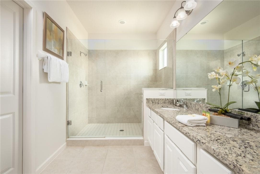 spacious bathrooms - 3850 OAKVILLE AVE, KISSIMMEE