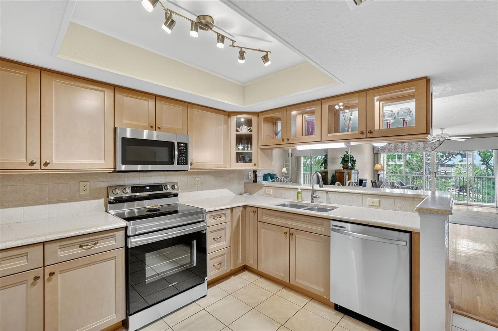 Open layout connects the kitchen to the main living level - 14879 SEMINOLE TRL, SEMINOLE