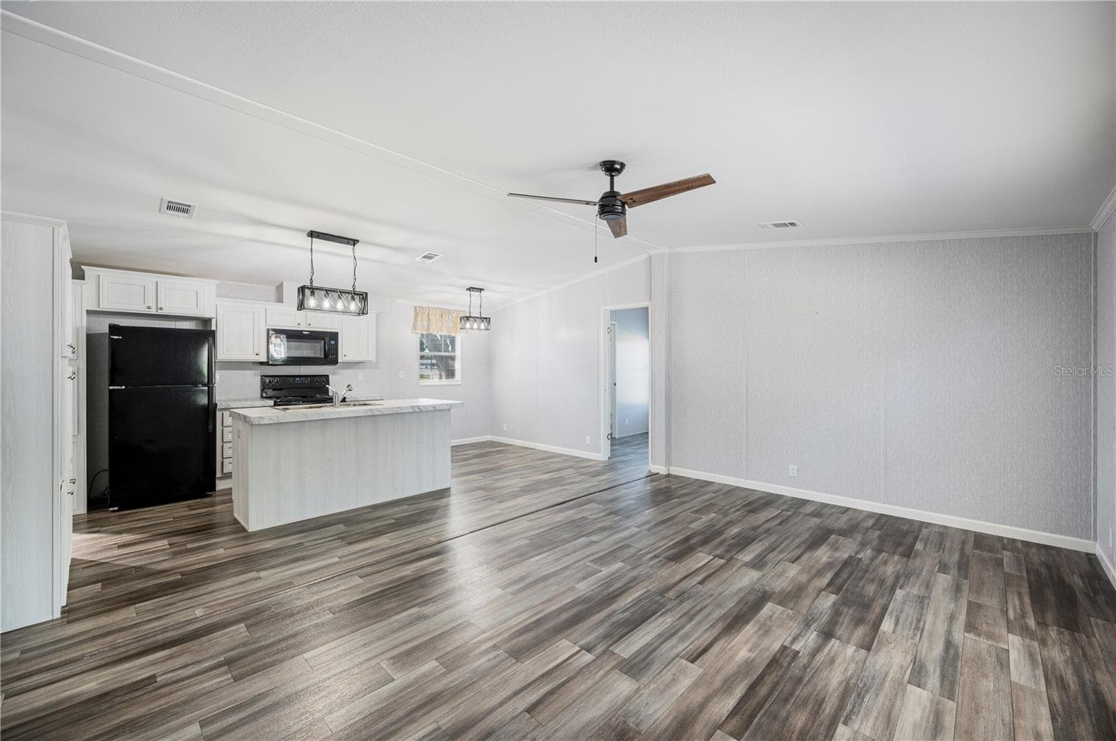 Large open livingroom - 1 BEAVERKILL DR, LAKE WALES