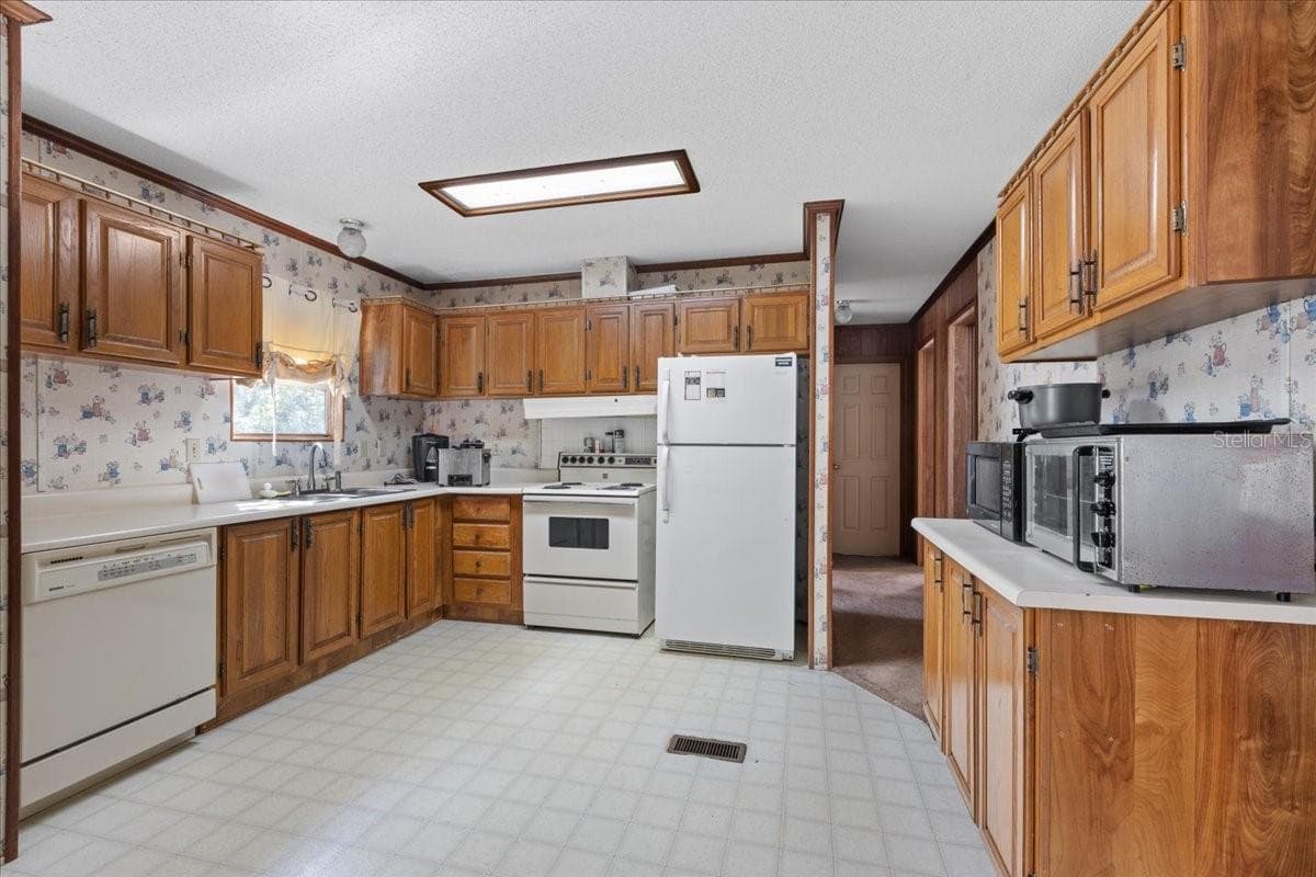 Manufactured Home at 4945 SW 358 HWY, STEINHATCHEE, photo 7 of 36