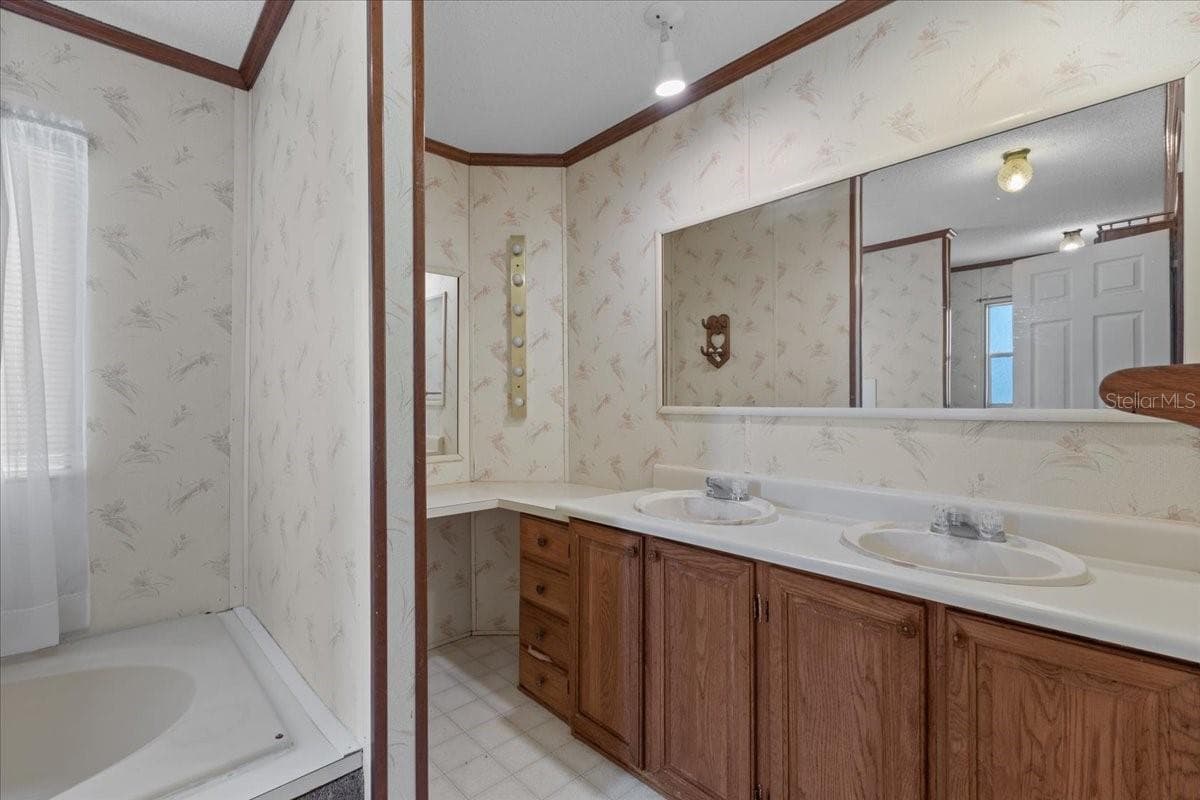 Master Bath - 4945 SW 358 HWY, STEINHATCHEE