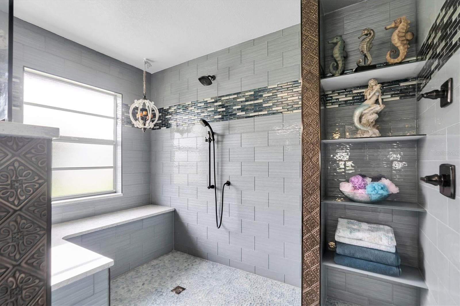 Oversized shower with built-in seating - 301 THORN HILL PL, SUN CITY CENTER