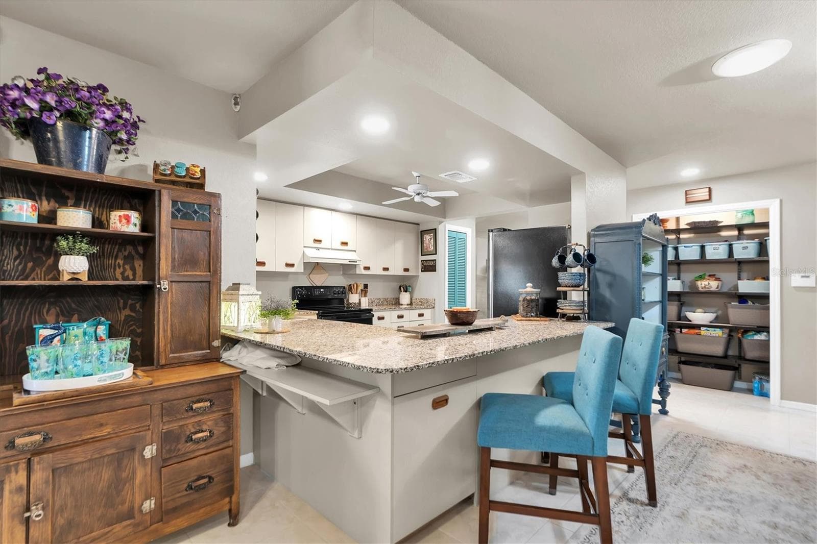 Breakfast bar and pass-through to the family room - 301 THORN HILL PL, SUN CITY CENTER
