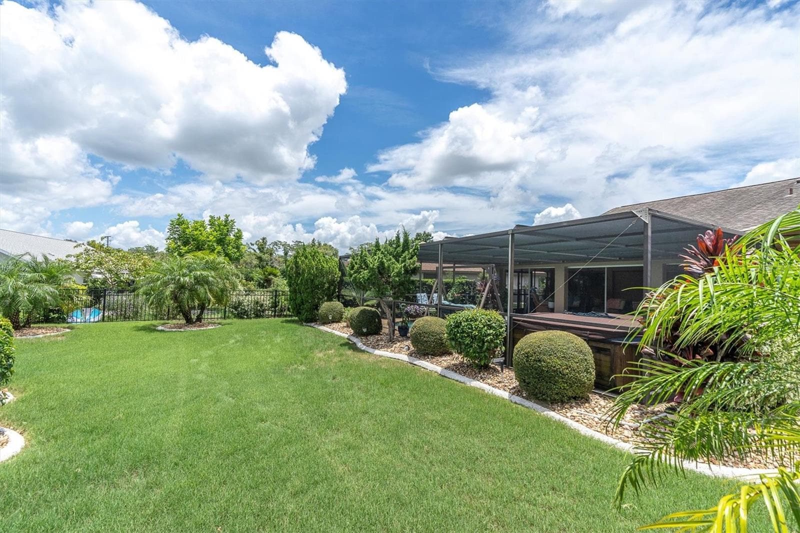 Lush landscaping - 301 THORN HILL PL, SUN CITY CENTER