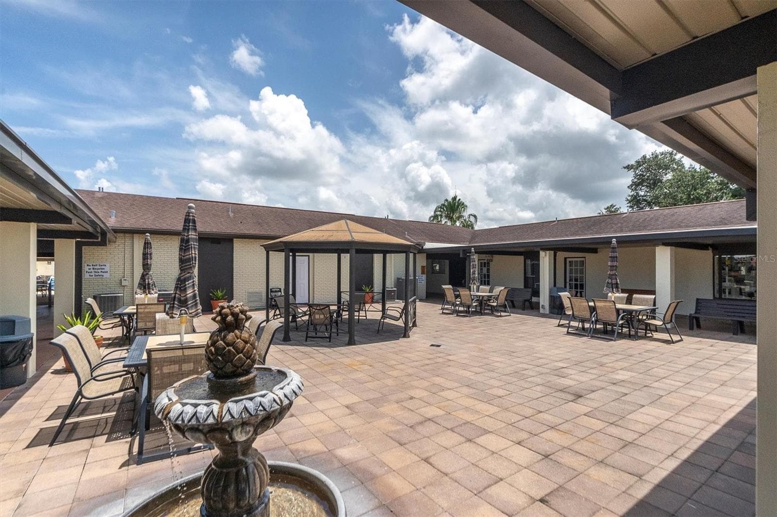 SSC community courtyard - 301 THORN HILL PL, SUN CITY CENTER