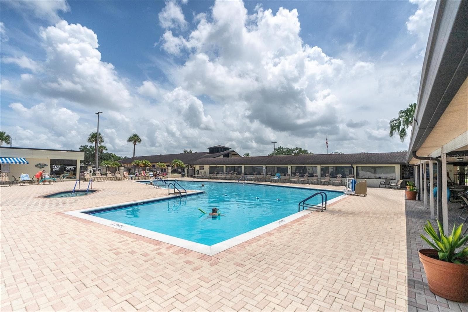 SSC community pool - 301 THORN HILL PL, SUN CITY CENTER