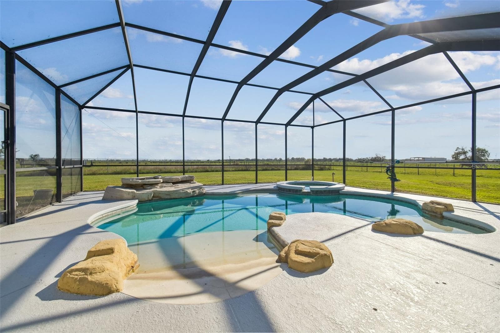 Heated pool with walk in entry - 15639 SETH COUNTRY LN, WIMAUMA
