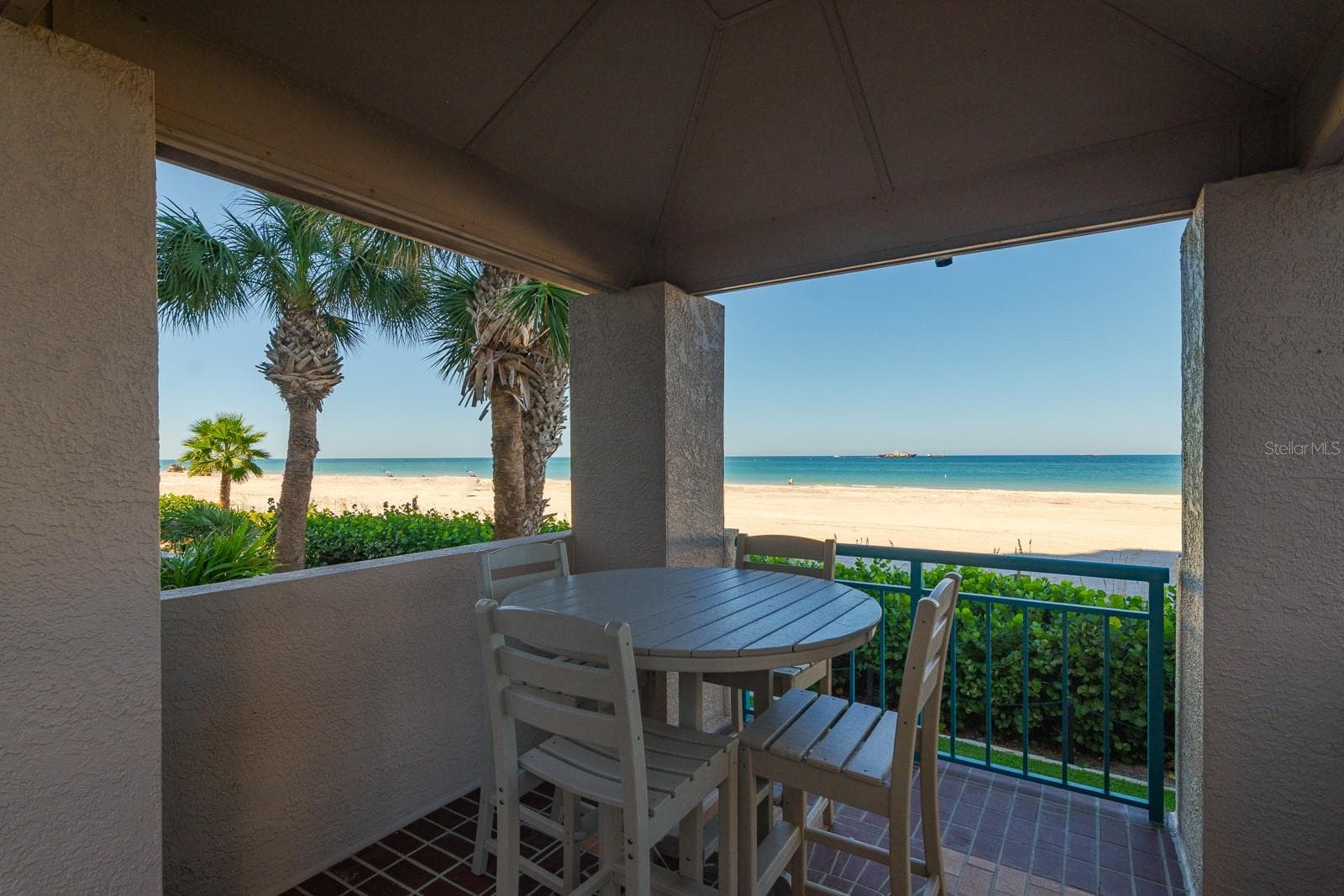 Covered outdoor seating area - 1560 GULF BLVD #1507, CLEARWATER BEACH