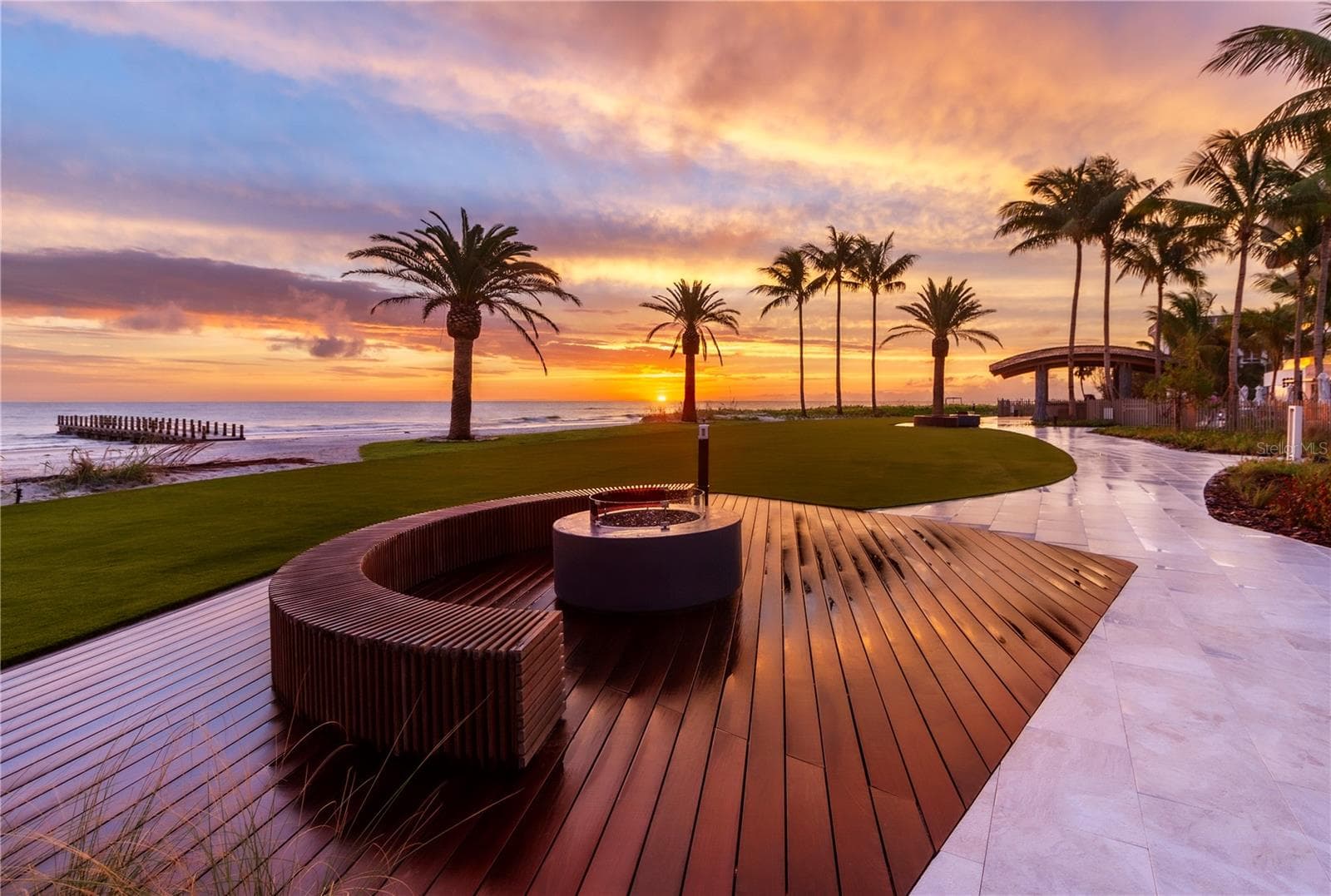 Outdoor Firepit - 1591 GULF OF MEXICO DR #413, LONGBOAT KEY