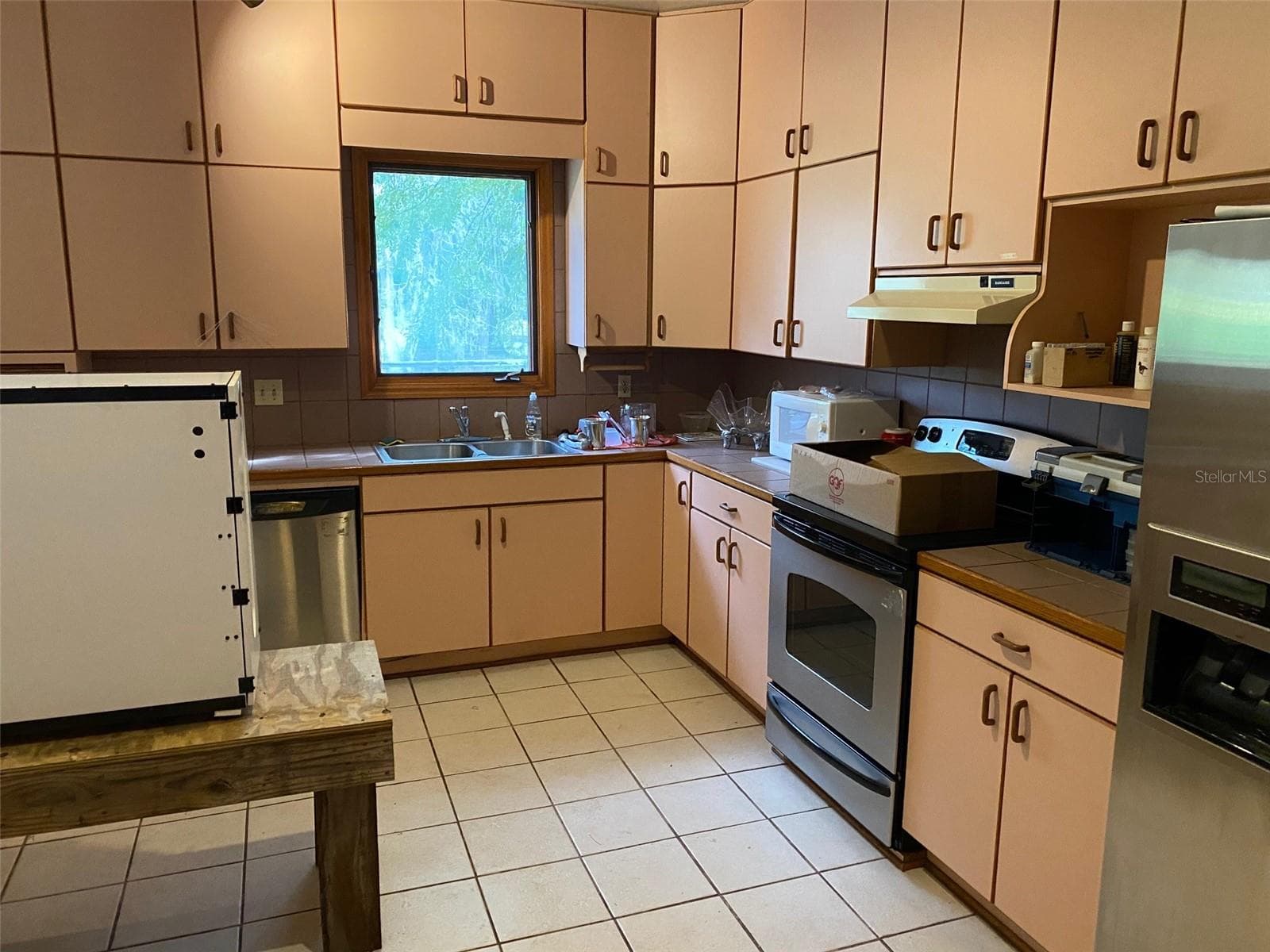 apartment kitchen - 19350 NW 123RD CT, MICANOPY